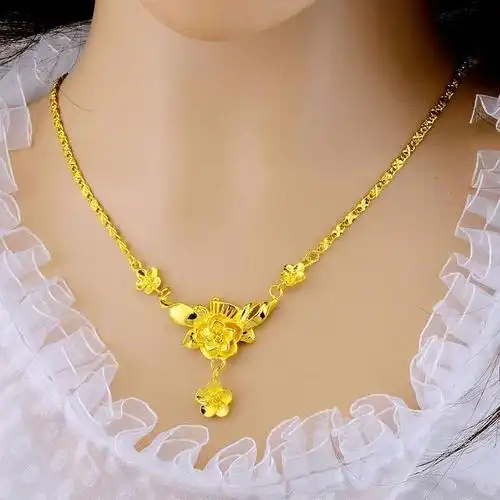 几乎各种款式都能与之相配,同样,各种款式的项链也都适合于椭圆形脸的