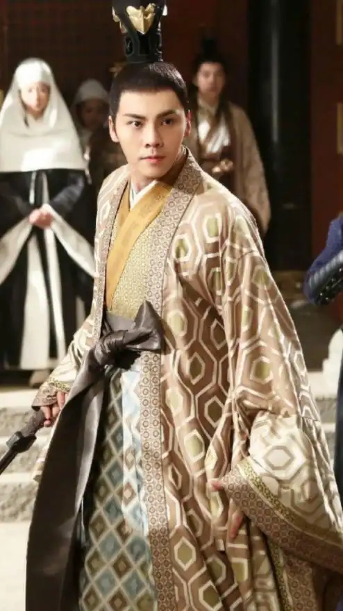 陈伟霆出道这么多年,现代剧民国剧古装剧他通通都有演过,虽然审美没有