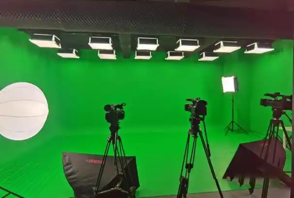 在拍摄一些广告,其中有一个是某的饮料,需要用到绿幕,所以今天来简单
