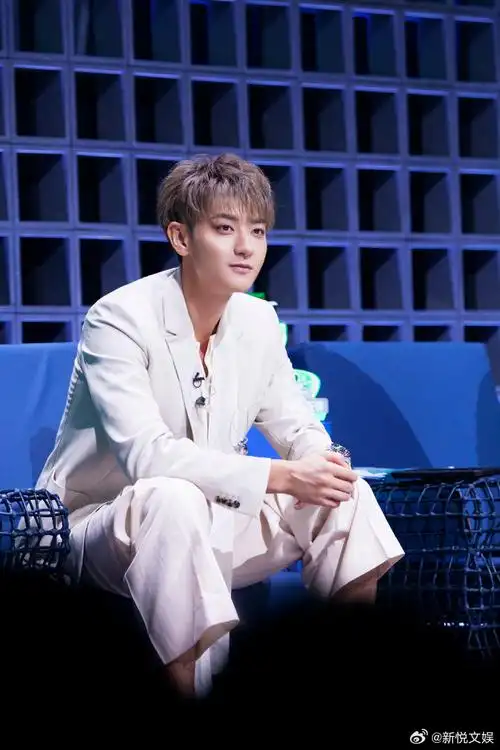 黄子韬白色西服##黄子韬星电音联盟剧照