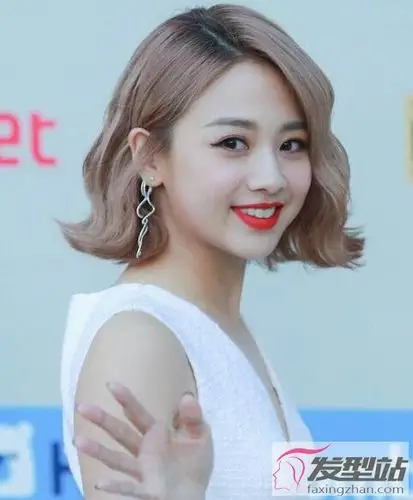 短头发适合烫什么卷鱼尾卷烫俏皮又减龄