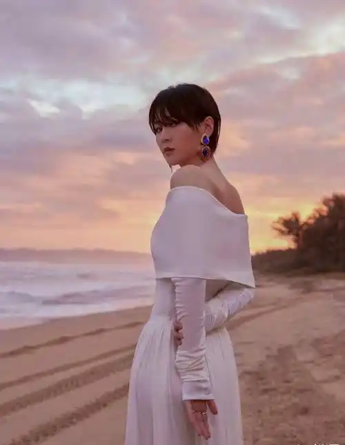 周笔畅穿白色连衣裙搭配宝蓝色配饰,经典又高级,很有女人味_的设计