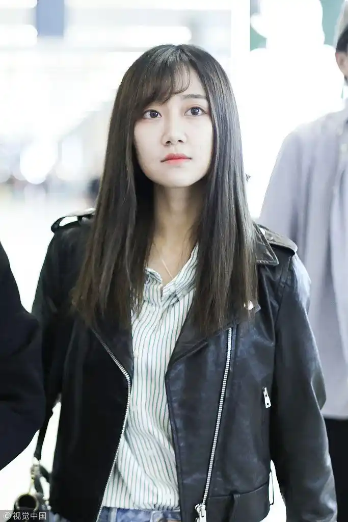 大眼萌妹!冯薪朵长发披肩清新脱俗 穿黑皮夹克机车风灵动可人