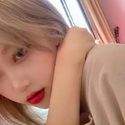 白祁:黄发女生头像 听说你喜欢黄头发的女生 向我这样的?