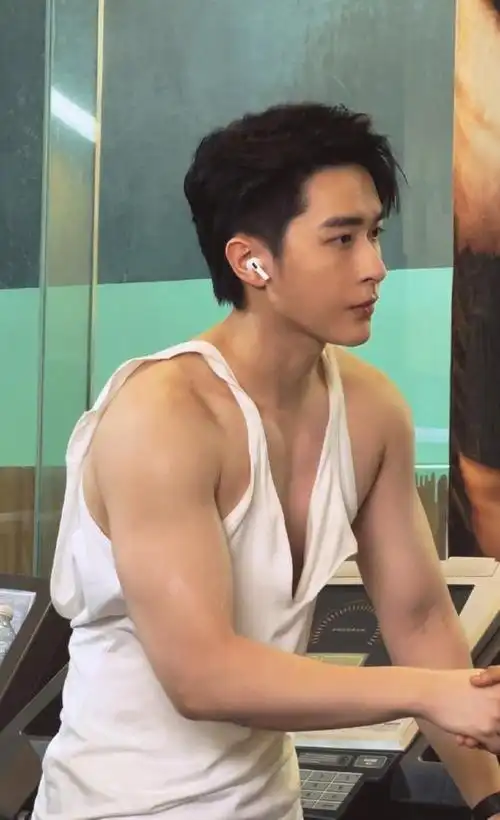 戏外也能看到明星们练出的肌肉,果然体态对明星来说就是最佳的整容术