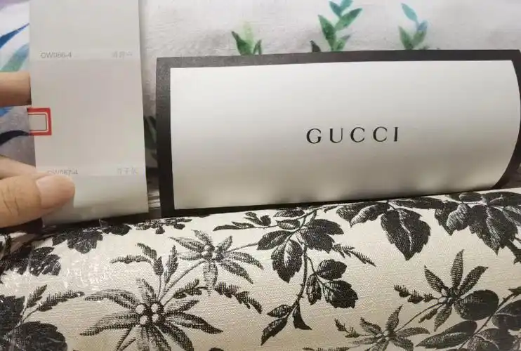 杏子灰搭配我的gucci墙纸