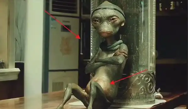 疯狂的外星人:奇卡也有啤酒肚,怪不得离开地球时带的全是酒