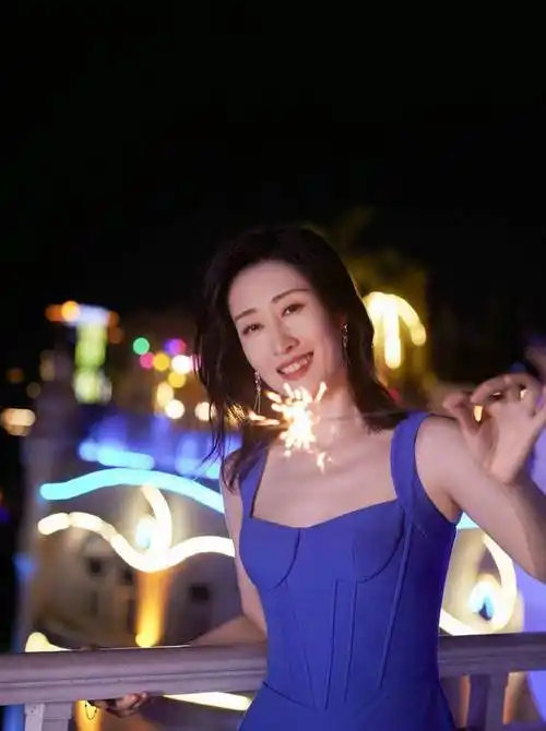 刘敏涛夏日写真曝光 着宝蓝色吊带长裙身材婀娜_女性_魅力_画面