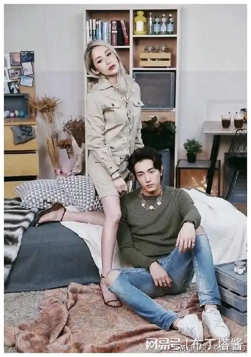 萧亚轩前男友黄皓真的帅气迷人十足