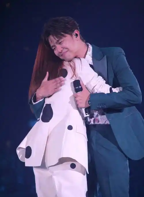 在这期间,杨丞琳还发行了自己的新专辑,还和好友相聚,还享受着老公