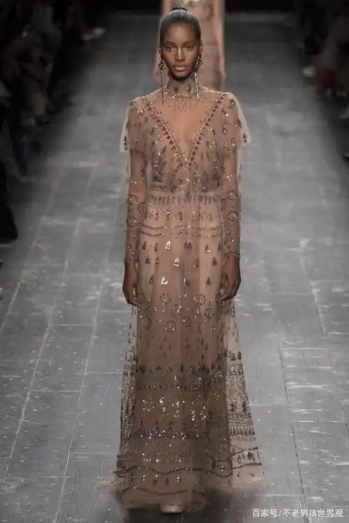 valentino绣有珠宝和水晶的裸色纱裙变幻多端,通透得娇而不媚