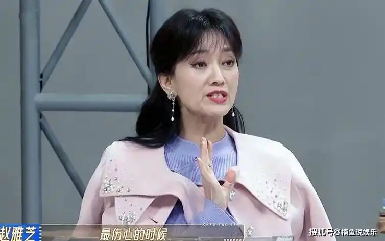 同样是参加综艺,叶童满头白发直面衰老,赵雅芝做作装嫩不自然