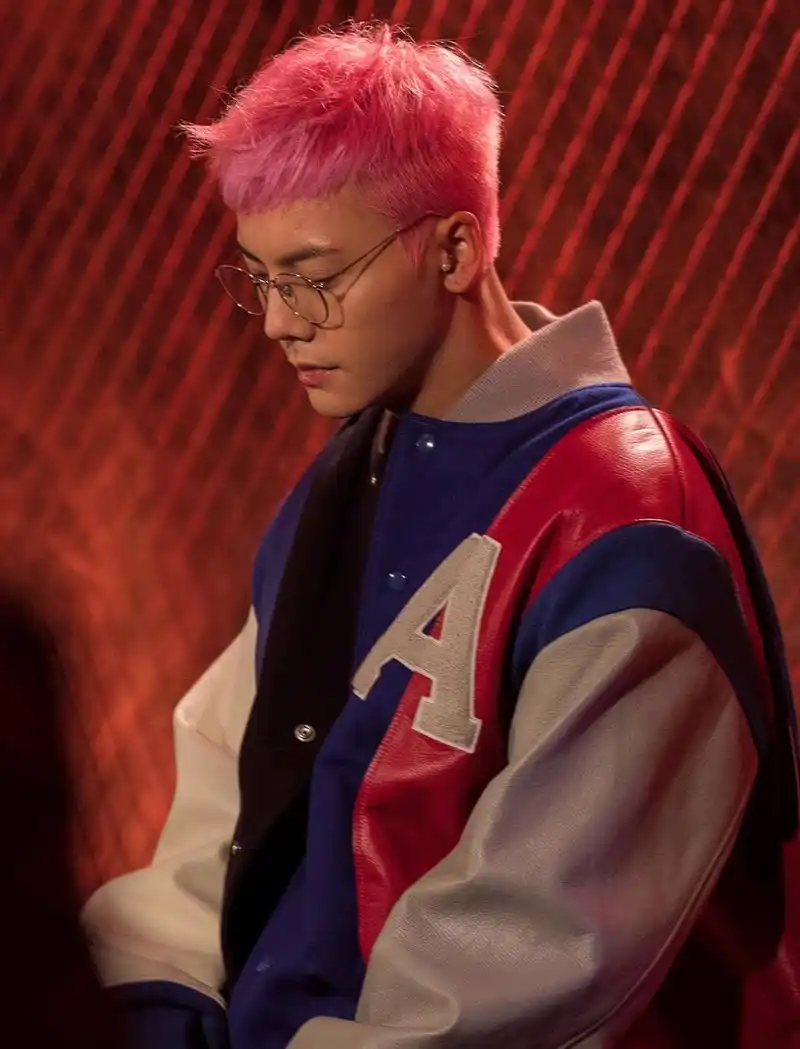 陈伟霆自拍晒最新发色!浅紫色依旧完美hold住帅气逼人