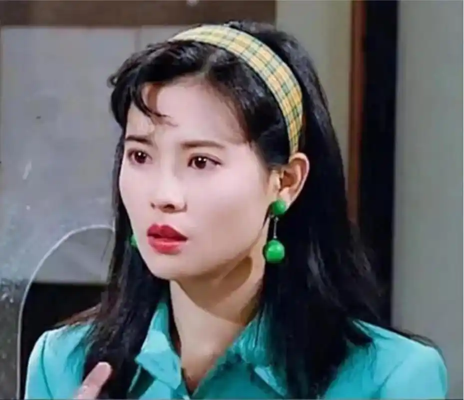 蓝洁瑛,香港女演员,曾为无线艺人,拥有"靓绝五台山"之美誉.