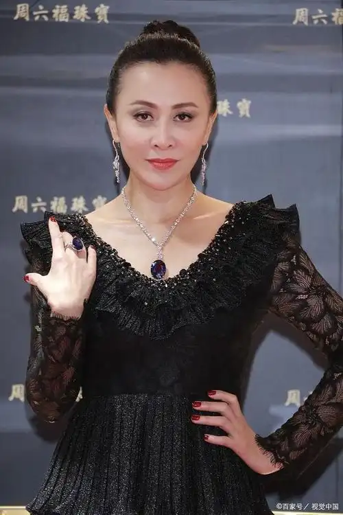 而梁朝伟与刘嘉玲的婚姻生活也备受关注,两人长期分居,刘嘉玲在香港