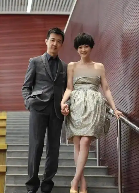 当年,圈里可是传得沸沸扬扬,说李小冉跟梅婷老公有点啥,结果两人就离