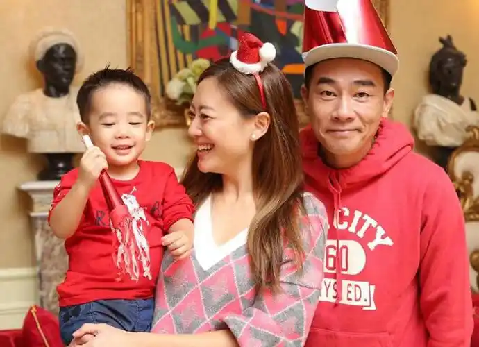 陈小春带jasper游泳 预防jasper嫉妒抑郁花时间陪他玩耍