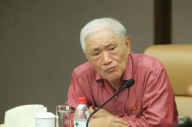 国庆晚会三小只合体太激动张韶涵礼服笑点多韩红老师被心疼