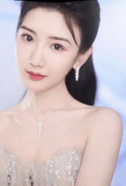 毛晓彤超话#北京卫视跨年#咦～捉到一只长发的毛毛彤@毛晓彤7615