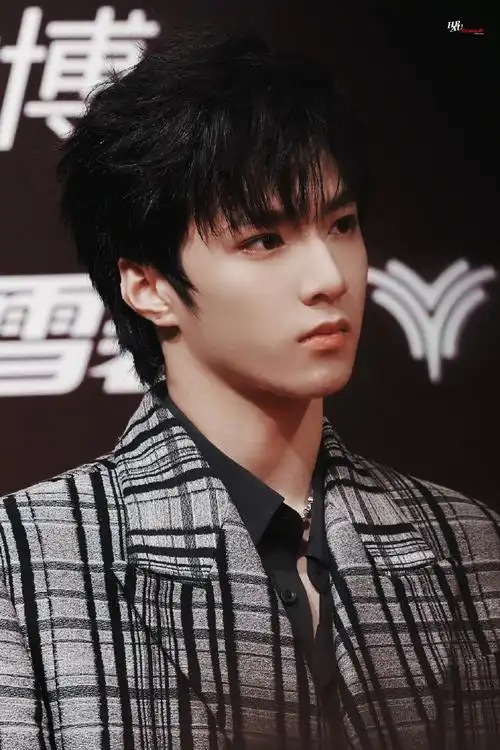 刘耀文blue##微博音乐盛典红毯##躺着听时代少年团的躺着真舒服