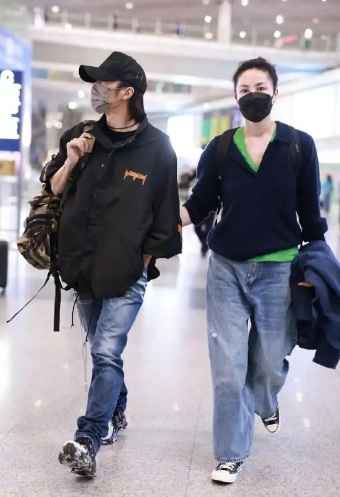 54岁王菲被爱滋润成少女!跟谢霆锋机场亲密