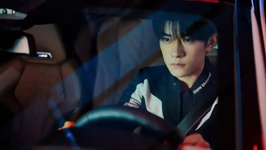 易烊千玺酷帅车拍广告代言写真图片