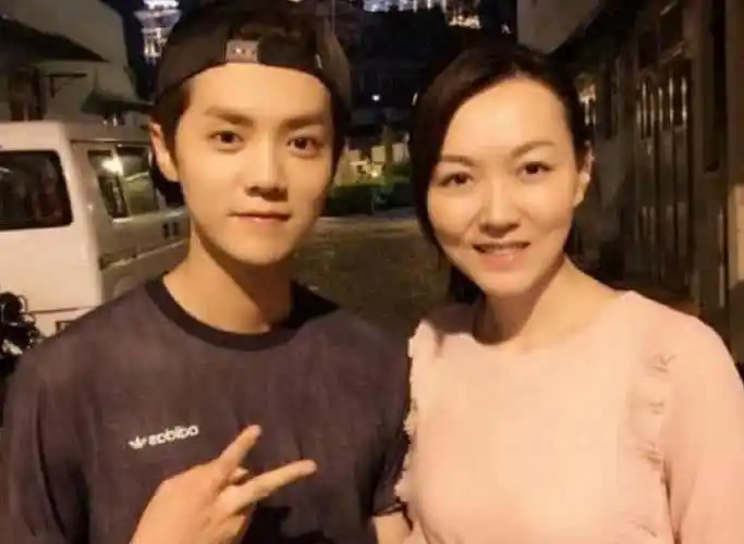 鹿晗和妈妈的合影:给人一种很清秀的感觉,终于知道为啥鹿晗颜值沾么