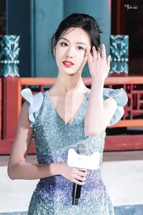 陈都灵彩棠首位品牌大使##陈都灵花袖闪钻裙