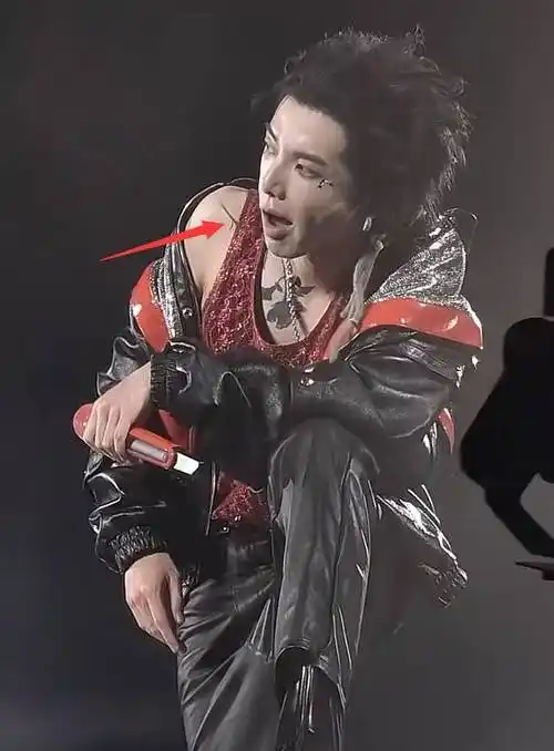 华晨宇演唱会现迷惑行为,打哈欠翻白眼表情蔑视,穿衣打扮引热议_网友