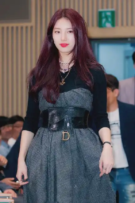 "国民初恋"裴秀智现身,一袭复古长裙美出新高度,红发更抢镜