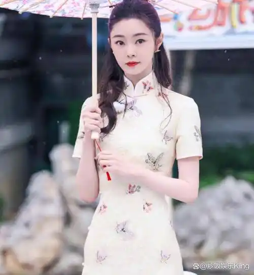 34岁宋轶现身南京街头!穿上旗袍漫步金陵,气质优雅让人梦回古代