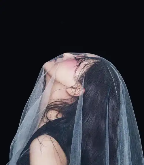 一个白头纱盖住脸庞,加上比较浓厚的眼妆,感觉就是一个暗黑的新娘