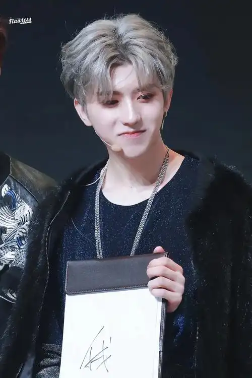 蔡徐坤壁纸:盛世美颜来了,这个发色的坤坤真的是我的心头爱呀