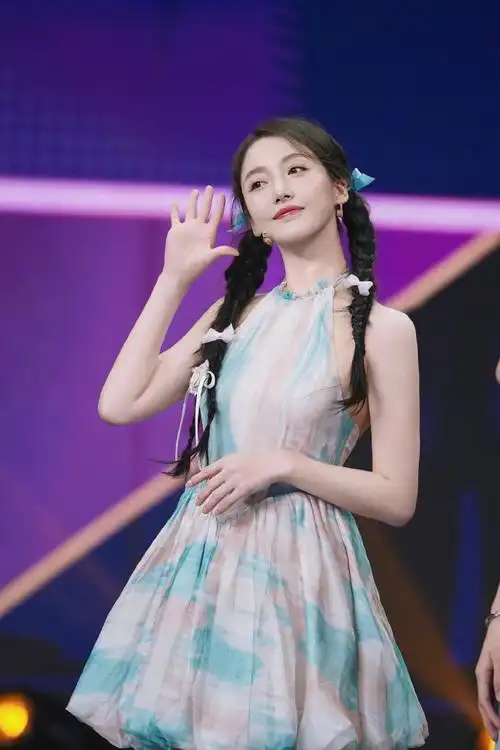 姜贞羽超话梦幻蓝绿色燕尾纱裙清新浪漫,和姜姜@姜贞羽-aisling一起