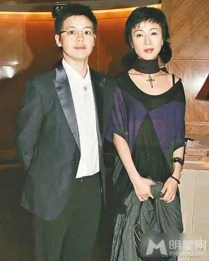 袁洁莹信仰佛教曝光与同性密友昔日亲密照