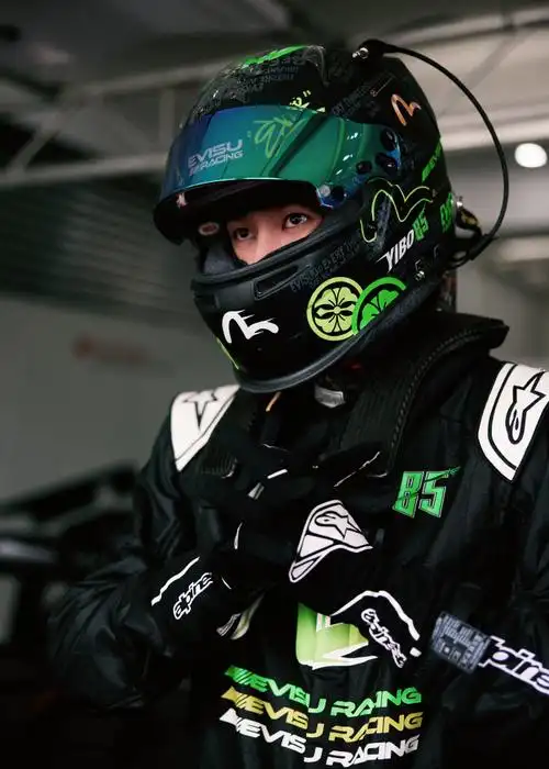 王一博gt3赛车初体验##evisu全球代言人王一博