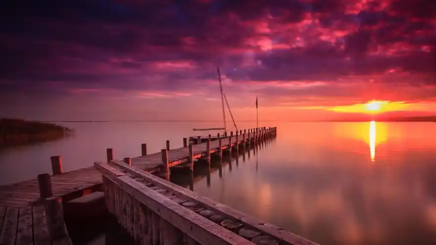 海上日出唯美高清桌面壁纸