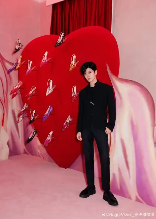 rv璀璨之夜##rogervivier品牌代言人任嘉伦##leselementsvivier