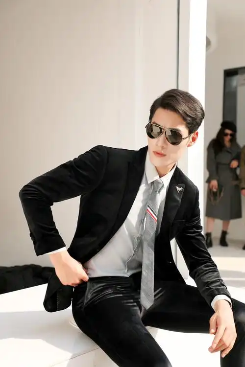 男攻霸道总裁的那种你只是缺了一件西装