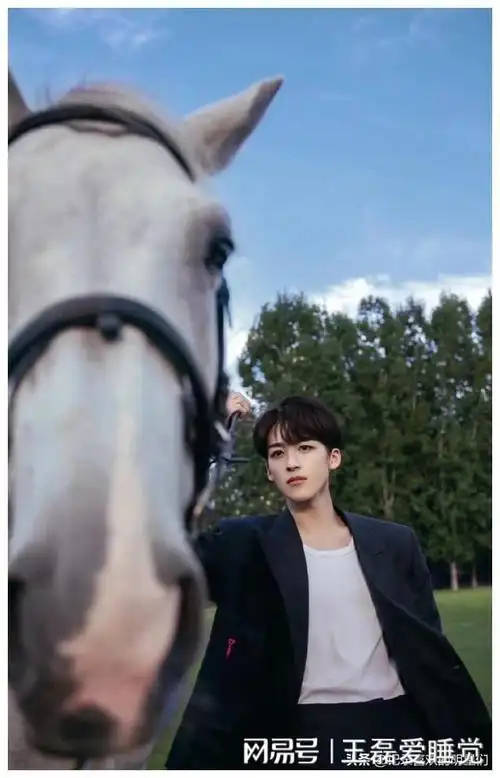 何洛洛什么神仙颜值啊,阳光帅气迷人十足,微微一笑很倾城!