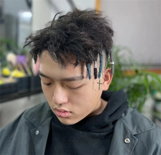 喜欢脏辫的男生,若是害怕驾驭不了的话,这样设计也非常有风格.