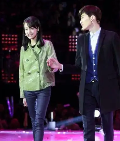 图张翰郑爽深圳跨年演唱会携手演绎舞台剧将浪漫氛围推向高潮