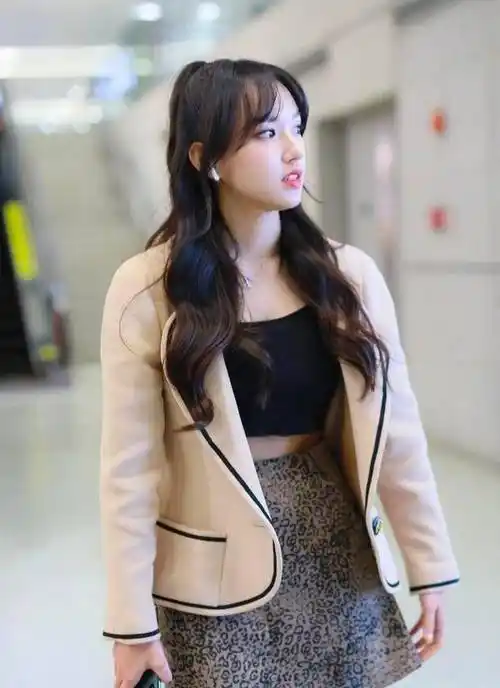 程潇不只是"奶潇",挑战"巴掌大"抹身材搭豹纹短裙,上下一起露