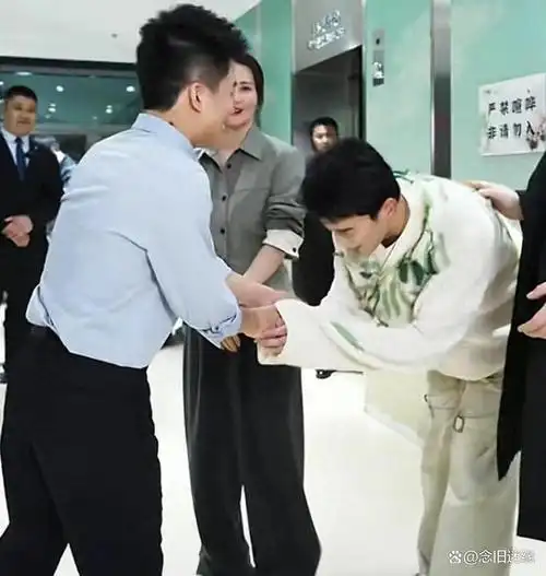 突发吴磊上演史诗级救场与辉同行遭遇直播间3分钟直播事故