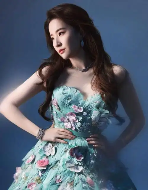 刘亦菲羽毛裙造型火力全开,宛如矜贵孔雀璀璨闪耀,美的不可方物