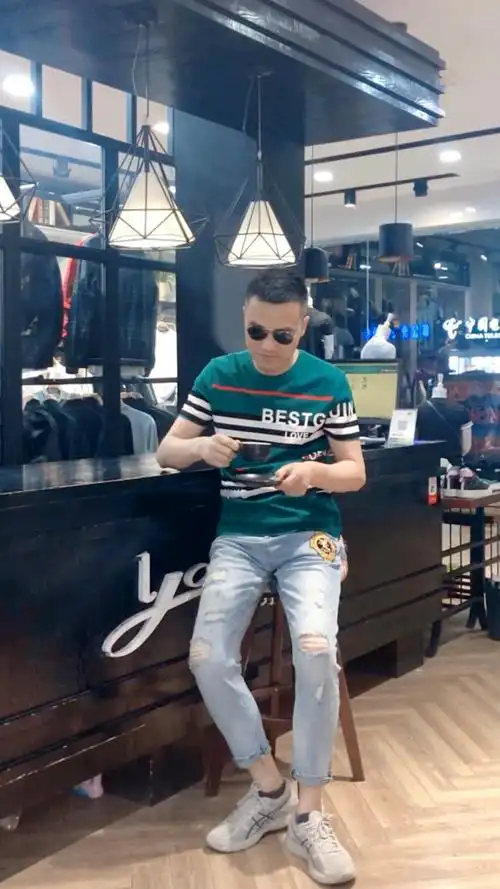 四十岁的男人,深刻而理性,是人生精神的成熟期,也是智力的高峰.