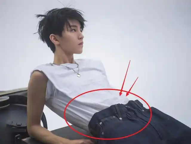 王俊凯生病后首次晒照,手臂线条抢眼,看清他的腰围却莫名心疼