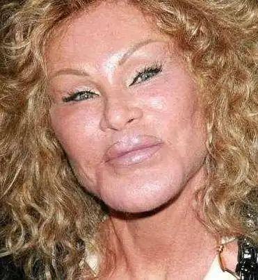 7旬富婆花2500万整残老公立马离婚却被小25岁男子疯狂追求