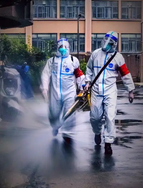 在抗疫一线的预备役民兵志愿者冒雨为社区消毒! - 摄影兰花爱好者 -