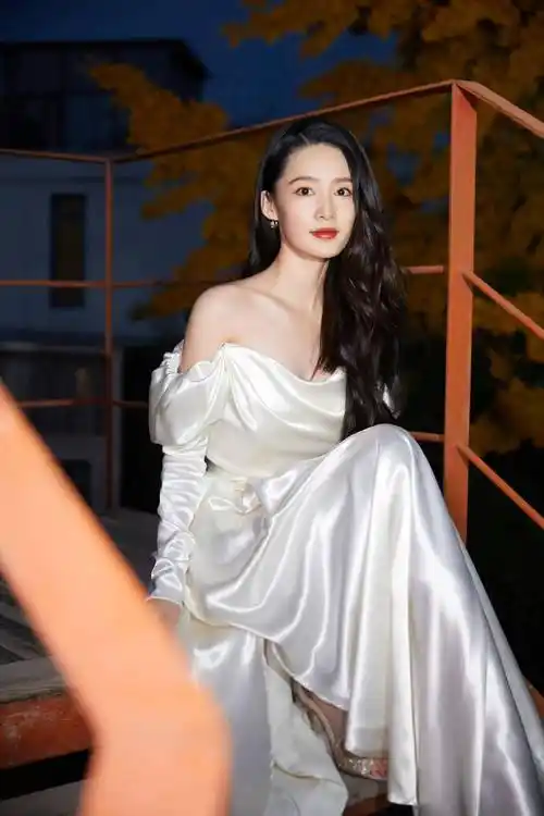 女星李沁公主写真:秋色正浓,美人正好_李沁_秋色_公主